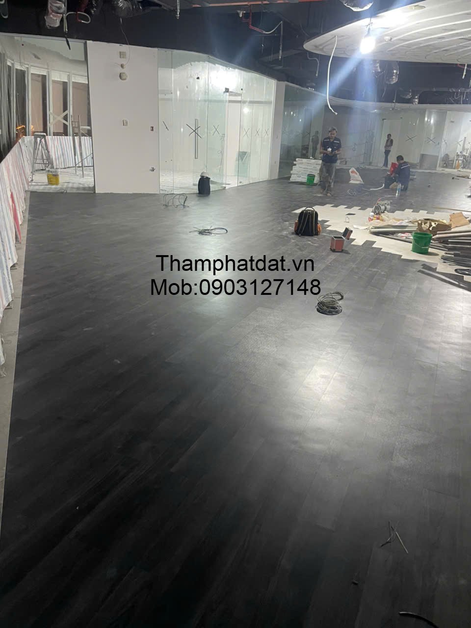 Sàn nhựa vinyl giả vân gỗ màu đen tối 